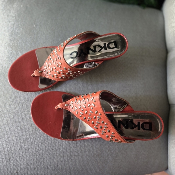 DKNYC Stylish Red Thong Wedge Embellished Sandals ~ Size 7½ - Picture 3 of 7